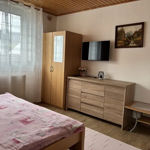 Trojposteľová izba