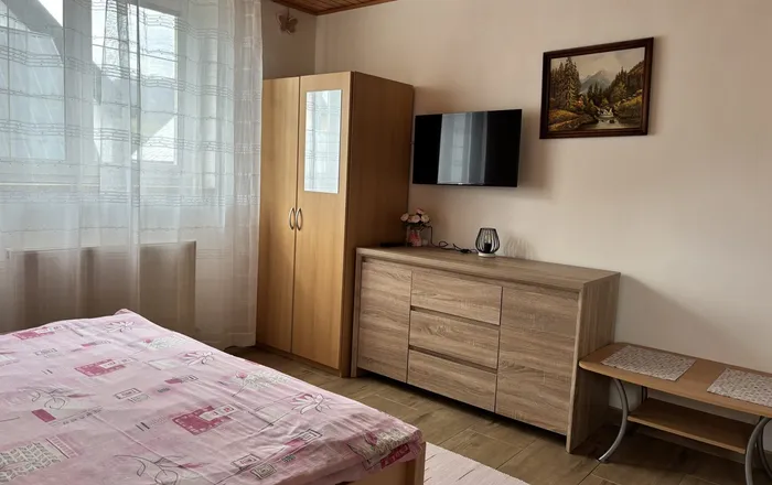Trojposteľová izba