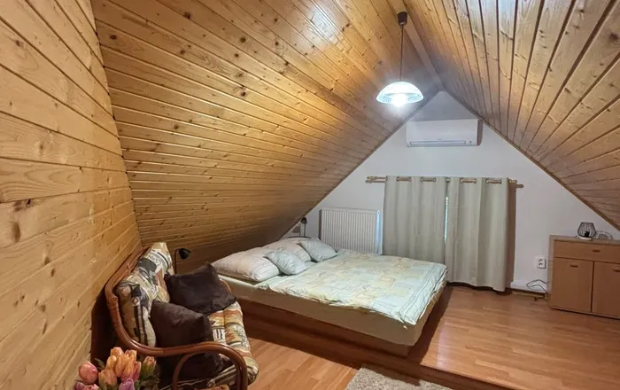 Podkrovná izba s klimatizáciou a posedením