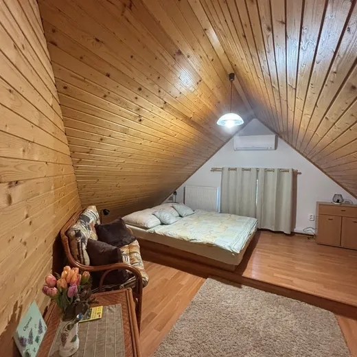 Podkrovná izba s klimatizáciou a posedením